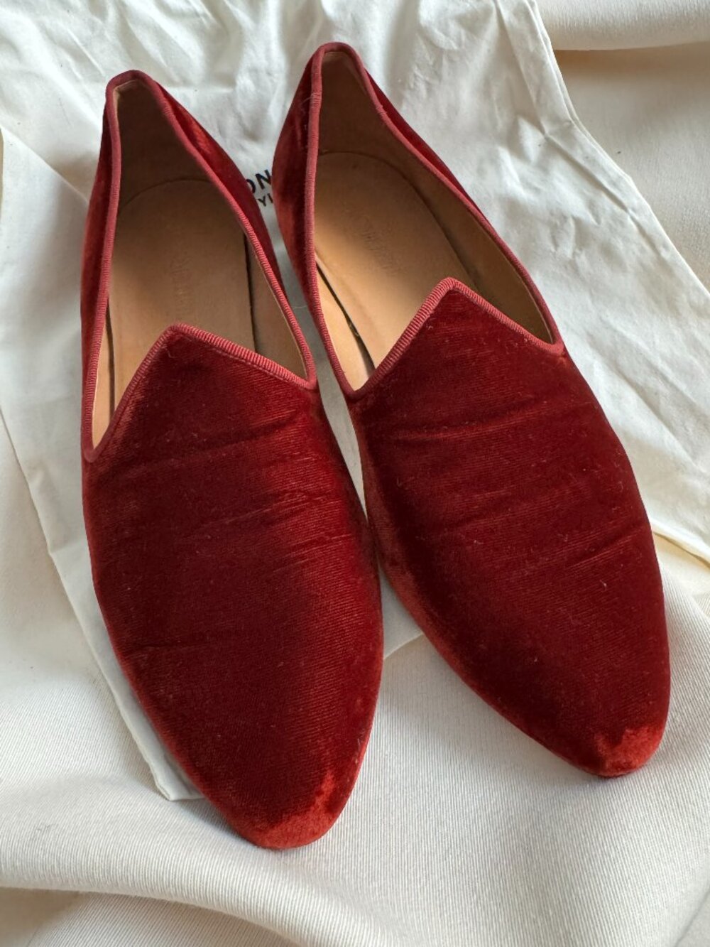 Le Monde Beryl "Venetian" Velvet Slippers in Red, size 42